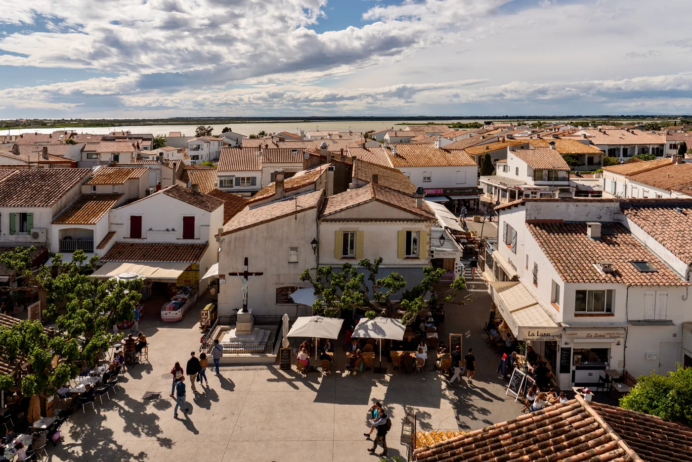 Centre-ville français animé, terrasses et commerces